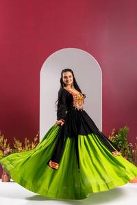 Nuevo lanzamiento: Nuestra colección Navratri con diseños auténticos y detalles Gamthi, ropa de fiesta que aporta un toque de glamour y elegancia. - Product Image 6