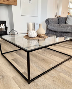 แนะนำสไตล์มินิมอลให้กับบ้านของคุณด้วยโต๊ะกาแฟบนกระจกทรงสี่เหลี่ยมที่ทันสมัยของเราและมีกรอบโลหะสีดำที่แข็งแรง - Product Image 2