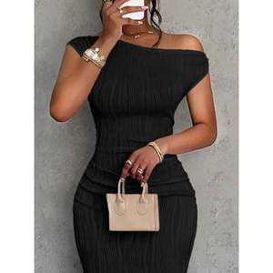 Abito lungo monospalla testurizzato aderente con vita naturale e funzione traspirante - Product Image 3