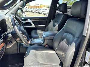 Toyota Land Cruiser SUV 2020 Impecable, Motor 6.1-8L de Aspiración Natural, Transmisión Automática, +400 CV, +500 Nm de Torque, Asientos de Cuero, Techo Solar, 8 Ruedas - Product Image 4