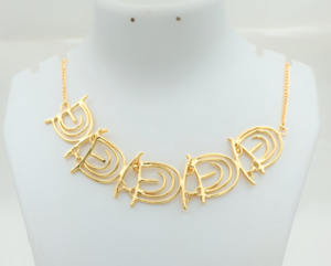 Collar llamativo chapado en oro de 18K con eslabones inspirados en letras geométricas entrelazadas en una cadena fina, moda atrevida - Product Image 4