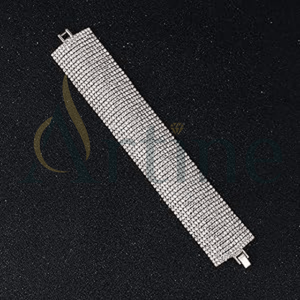 Manchette glacée en argent 925 rangée étincelante parfaite pour les fêtes nuptiales et les bijoux d'occasion spéciale - Product Image 1