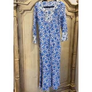 Robe d'été Blue Flower Garden 2 - Conception personnalisée en viscose, élégante et décontractée pour les loisirs et le bureau, imprimé dessiné à la main, longueur genou - Product Image 2