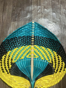 Éventail en feuilles de palmier de qualité supérieure, fabriqué au Vietnam, pour la décoration de spas de luxe et la protection des clients du soleil estival, avec style. - Product Image 2