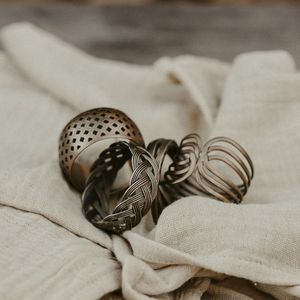 แหวนผ้าเช็ดปากโลหะค้อนเหมาะสำหรับบ้านไร่แบบชนบทการจัดโต๊ะในงานเลี้ยงงานแต่งงานงานนำเสนอในสไตล์การรับประทานอาหารที่หรูหรา - Product Image 1