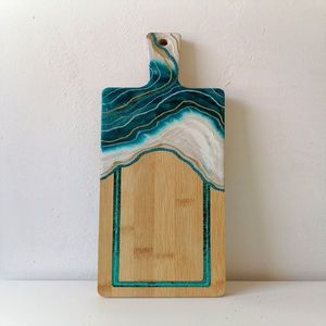 Planche à découper en résine fabriquée à la main avec une rivière en résine bicolore idéale pour hacher les légumes et servir avec style - Product Image 4