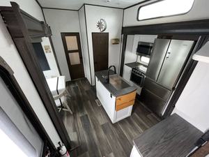 Caravane de camping-car d'occasion 2022 Dutchmen A-t-l-a-s 3802F-L-K-B - Product Image 5