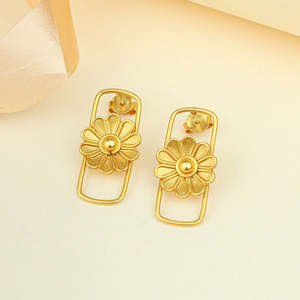 ต่างหูแบบติดหู Tridha Daisy Frame สีทอง สไตล์วินเทจทันสมัย ดีไซน์ศาสนา ทำจากสแตนเลส ทองเหลือง และเพชรซิร์คอน เหมาะสำหรับงานปาร์ตี้ - Product Image 4