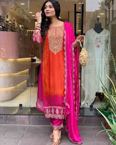 LANZAMIENTO NUEVO DISEÑADOR KURTA PENT CON DUPATTA TELA PESADA CHINON SEDA CON IMPRESIÓN DIGITAL Y TRABAJO DE BORDADO PESADO - Product Image 3