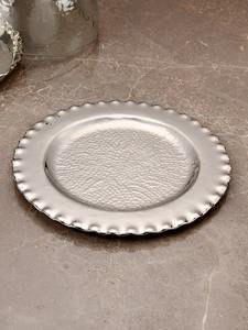 Assiette ronde en métal avec bord ondulé festonné et centre martelé Finition argentée Vaisselle décorative - Product Image 6