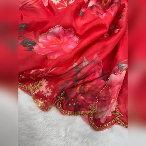 Sari prêt-à-porter en soie Tebby à motifs floraux faits à la main avec blouse cousue, idéal pour les mariages indiens et les fêtes, best-seller pour femmes - Product Image 6