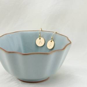 Pendientes de disco inicial de la A LA Z, Pendientes colgantes con letras de gota, pendientes de flores delicadas de plata 925, regalo conmemorativo para damas de honor para boda - Product Image 6