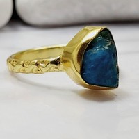 Bague vintage en laiton Soumya Creations plaquée or avec pierre précieuse naturelle brute sertie en clos, incrustation en forme d'aile, cadeau unisexe