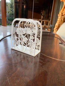 Servilletero de Metal Blanco con Diseño Artesanal y Motivo de Hojas para Mesa de Hotel, Comedor y Servicio de Invitados en Restaurantes, Procedente de la India - Product Image 4