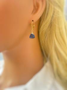 Boucles d'oreilles Dainty Sapphire Blue Dangly 14k Gold Sterling Silver Boho Gemstone Bijoux faits à la main pour les femmes Septembre Birthstone - Product Image 4