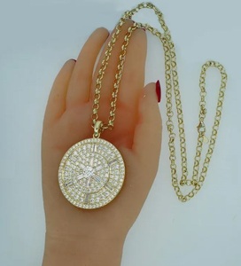 Colgante de medallón de diamante Moissanite redondo Extra grande de oro de 14 quilates con Baguettes Colgante hecho a mano personalizado de plata esterlina - Product Image 2