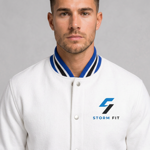 Veste varsity blanche pour homme Storm Fit, style preppy, logo brodé, bordure bleue, coupe classique, col rabattu, vêtement d'automne - Product Image 4