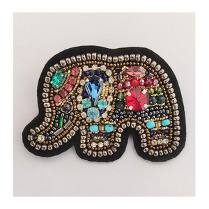 Broche Miyuki brodée à la main au design élégant et perles à facettes en forme d'éléphant pour femmes Disponible par glowin fashion - Product Image 1