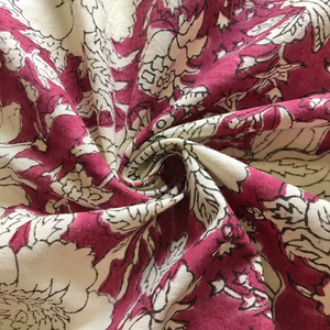 Tissu en coton imprimé à la main, motif floral classique indien Mughal en contour, en rouge vin et ivoire - Product Image 2
