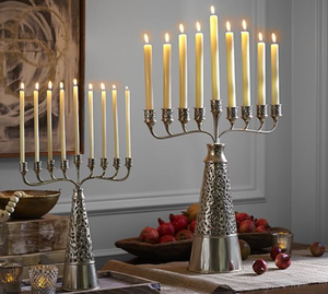"Élégante paire de menorahs de finition argentée avec motif en filigrane complexe sur les grandes bases de piédestal évasées, au prix de gros." - Product Image 1
