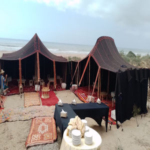 Tentes en poils de chèvre du Sahara, abris nomades traditionnels du désert, adaptés au climat, à la culture et à la vie durable en Afrique du Nord - Product Image 1