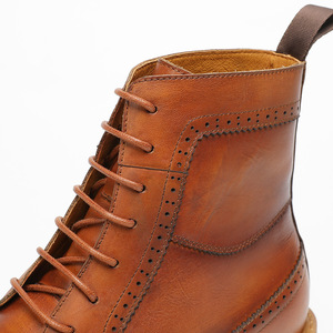 Bottes de travail marron durables avec soutien de la voûte plantaire et talon antidérapant pour hommes, idéales pour le travail en extérieur et les longues promenades - Product Image 4