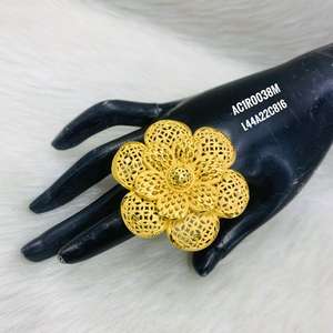 Anillo con forma de flor de estilo clásico chapado en oro al mejor precio para fiesta y aniversario, compra en línea en India - Product Image 1