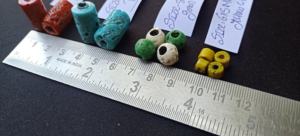 Perles de verre anciennes vintage sur mesure en tailles assorties, idéales pour les créateurs de bijoux - Product Image 5