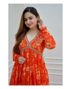 Anarkali พิมพ์ลายดอกกุหลาบทรงเอปลายบานแขนยาวคอเสื้อประดับเลื่อมมาพร้อมกับ dupatta ปักเลื่อม - Product Image 4