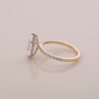 Anillo de Compromiso y Boda con Diamante Cultivado en Laboratorio en Forma de Pera, Certificado por IGI, con Halo Oculto, en Oro Amarillo/Blanco y Rosa de 18K con Banda Pavé