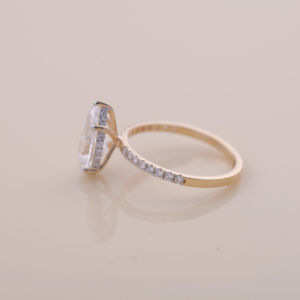 แหวนหมั้นเพชรทรงลูกแพร์ 2.04 กะรัต เพาะเลี้ยงในห้องปฏิบัติการ |   ทองคำขาว 18K สีเหลืองและสีโรสโกลด์ |   แหวนแต่งงานแบบ Pave Band - Product Image 4