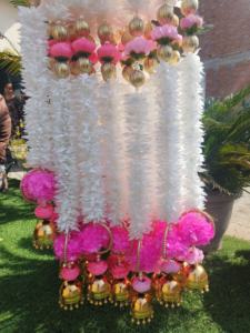 แขวนผนังลายดอกมะลิ4ฟุตพร้อมพวงมาลัยแต่งพู่ห้อยแบบ Jhumka Ghungroo ตกแต่งฉากหลังของตกแต่งงานปาร์ตี้ - Product Image 4