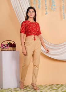 Blusa de algodón para mujer con estampado bandhej en color rojo, cuello redondo y mangas cortas, blusa regular cómoda y ajustada. - Product Image 2