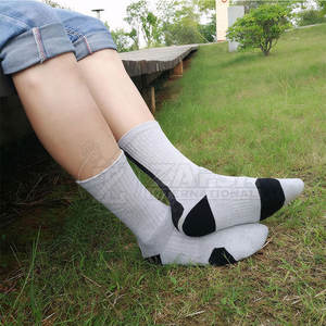 Chaussettes de sport de cricket en gros de qualité supérieure, logo personnalisé, chaussettes de sport pour hommes, chaussettes de cricket pour l'entraînement - Product Image 3