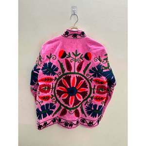 Veste bomber réversible matelassée Bibi Blossom, manteau d'automne-hiver en velours rose bonbon avec broderie Suzani, style bohème - Product Image 4