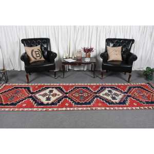 Alfombra Vintage de 3.3x11.6 pies, Alfombra Turca, Alfombra de Lana Roja con Diseño de Camuflaje - Product Image 2