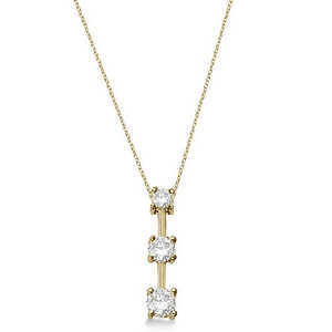 Collar con Colgante de Diamantes Graduados de Tres Piedras en Oro Amarillo de 14k, 0.25ct, Elegante y Lujoso - Product Image 2