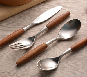 Juego de cubiertos de acero inoxidable de diseño clásico con mangos de madera natural adecuados para decoración rústica moderna o de granja - Product Image 1
