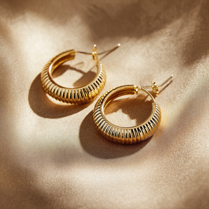 Pendientes de aro acanalados personalizados, chapados en oro, de latón y acero inoxidable, OEM - Product Image 1