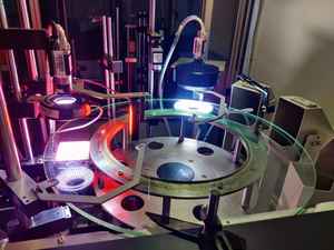 Máquina clasificadora óptica de remache de disco metálico para defectos superficiales y dimensionales - Product Image 4