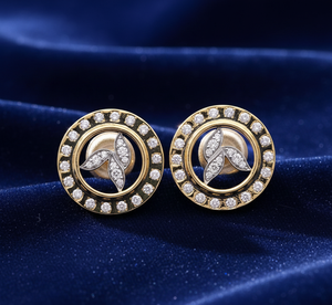 Pendientes de Botón Redondos de Oro Amarillo de Lujo con Diseño de Racimo de Diamantes con Motivo de Hoja |   Joyería de Alta Calidad para Mujer - Product Image 2
