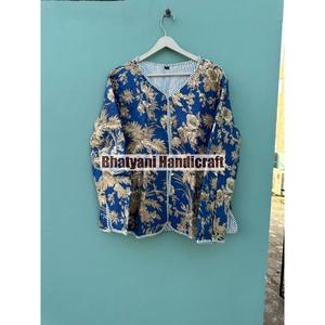 เสื้อแจ็คเก็ตผ้าควิลท์แบบกลับด้านได้ ทำมือจากอินเดีย สำหรับทั้งชายและหญิง ดีไซน์ทันสมัย ผ้าฝ้ายแท้ สำหรับฤดูหนาว ตกแต่งขอบด้วยแถบสี  ลายดอกไม้สีน้ำเงิน - Product Image 1