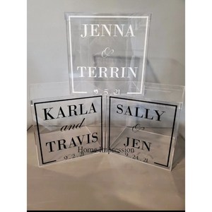 Caja de tarjeta de invitación de boda con forma de cuboide hecha de acrílico transparente y nombre personalizado impreso y diseño disponible en la India - Product Image 1