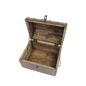 <span class=keywords><strong>Coffre</strong></span> au trésor en bois avec rivets décoratifs et bandes de renforcement en fer, serrure en fer et clés squelette - Product Image 2