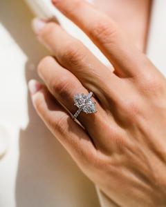 Anillo de compromiso solitario de moissanita de corte Marquesa de 14x7mm con banda pavimentada en Ajuste de cuatro puntas | Joyería fina de Boda nupcial - Product Image 1