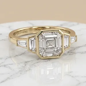 แหวนทองคำขาว 18K สำหรับผู้หญิง ประดับเพชรทรง Asscher Cut Baguette Trapezoid น้ำหนัก 2.00 กะรัต เพชรเพาะเลี้ยงในห้องปฏิบัติการ พร้อมใบรับรอง IGI ดีไซน์คลาสสิก - Product Image 1