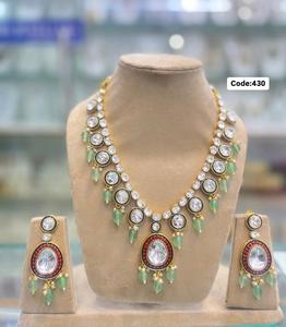 Ensemble de bijoux de mariée traditionnel Polki, collier Kundan fait à la main avec boucles d'oreilles assorties, disponible au meilleur prix en Inde - Product Image 3