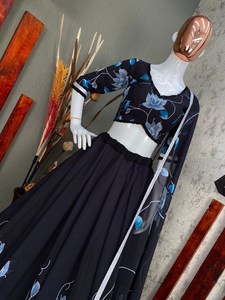 Lehenga choli ผ้าไหมซาตินพิมพ์ลายดีไซน์เนอร์คลาสสิกพร้อมพิมพ์ลายสวยงามและงานปักด้วยมือนักออกแบบงานปาร์ตี้ - Product Image 4