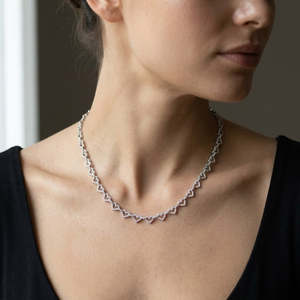 Collar de cadena con eslabones de corazón abierto chapado en plata de primera calidad, en un diseño sofisticado en tono plateado con piedras pavé que brillean de forma continua. - Product Image 3