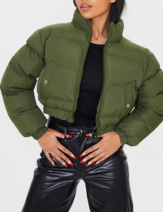 Chaqueta acolchada recortada teñida de Color liso personalizada para mujer, abrigos cortos con capucha de burbujas de invierno a la moda, chaquetas acolchadas para mujer - Product Image 2